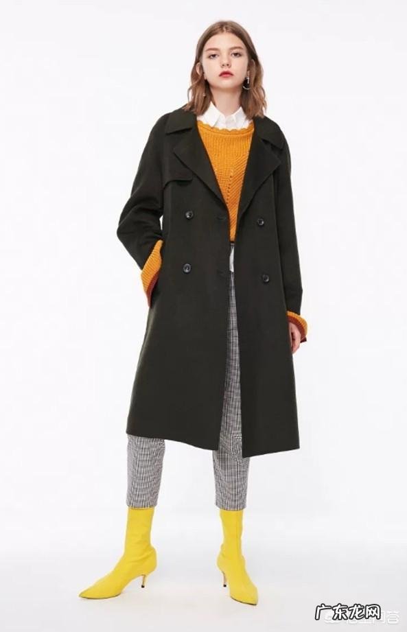 墨绿色大衣里面配什么好看?