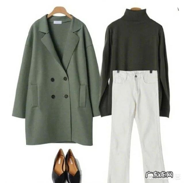墨绿色大衣里面配什么好看？