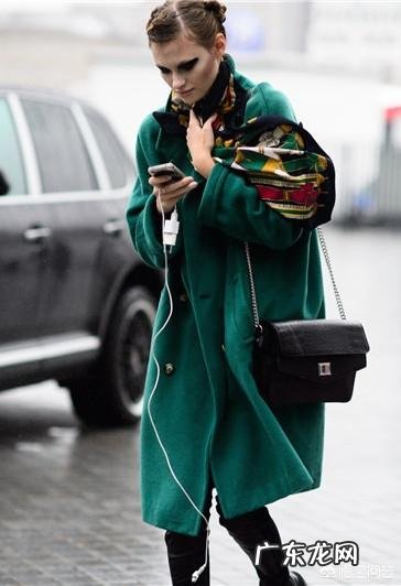 墨绿色大衣里面配什么好看?