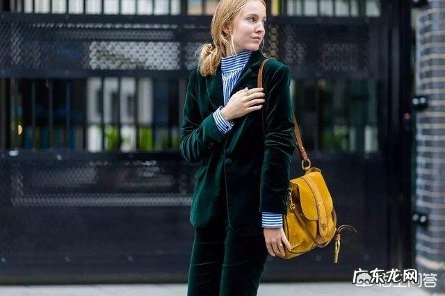 墨绿色大衣里面配什么好看?