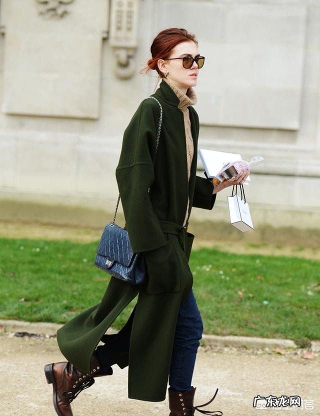墨绿色大衣里面配什么好看?