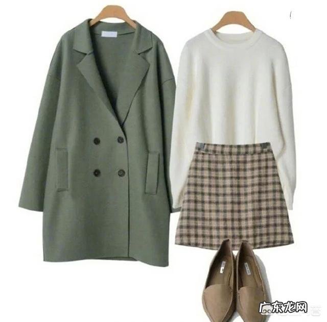 墨绿色大衣里面配什么好看？