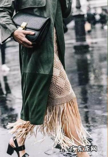墨绿色大衣里面配什么好看?