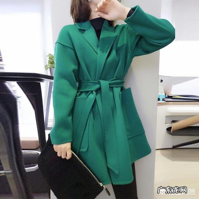 墨绿色大衣里面配什么好看?