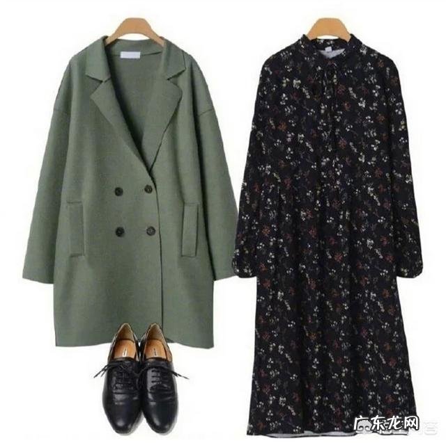 墨绿色大衣里面配什么好看？