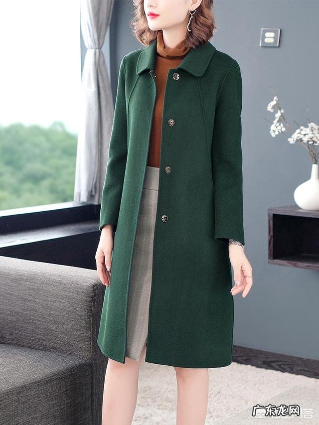 墨绿色大衣里面配什么好看?