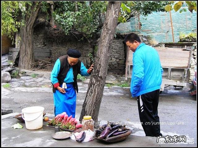 农村的大叔和大妈到集市上卖菜,真的好卖吗?