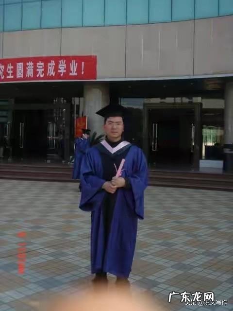 武大开学典礼。一新生冲上讲台演讲，被劝离。对此，各位有怎样的看法？