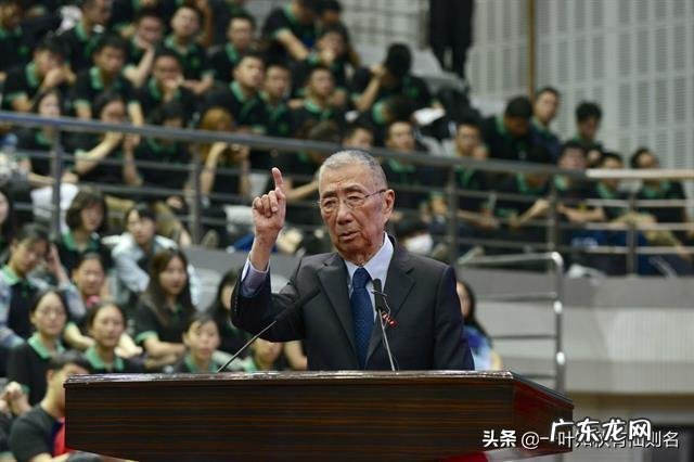 武大开学典礼。一新生冲上讲台演讲,被劝离。对此,各位有怎样的看法?