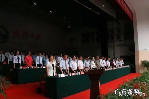武大开学典礼。一新生冲上讲台演讲,被劝离。对此,各位有怎样的看法?