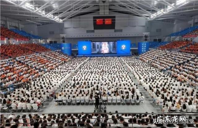 武大开学典礼。一新生冲上讲台演讲,被劝离。对此,各位有怎样的看法?