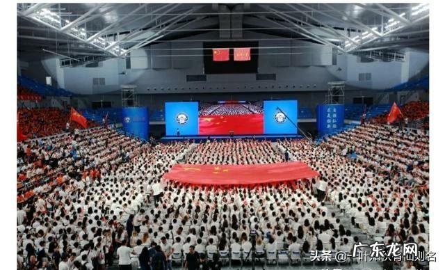 武大开学典礼。一新生冲上讲台演讲,被劝离。对此,各位有怎样的看法?