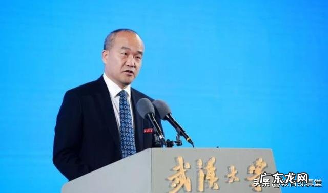 武大开学典礼。一新生冲上讲台演讲，被劝离。对此，各位有怎样的看法？