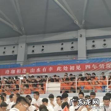 武大开学典礼。一新生冲上讲台演讲,被劝离。对此,各位有怎样的看法?