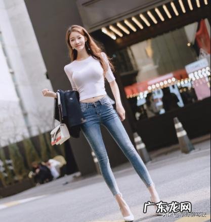 紧身牛仔裤配什么颜色的上衣好看?