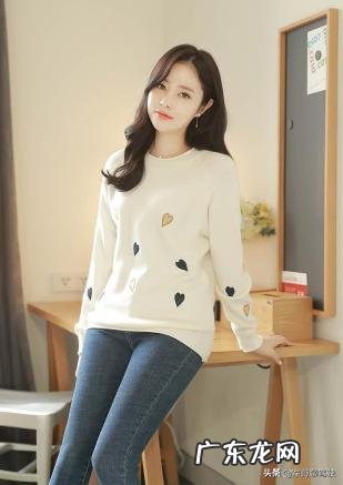 紧身牛仔裤配什么颜色的上衣好看?