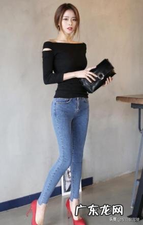 紧身牛仔裤配什么颜色的上衣好看?