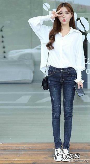 紧身牛仔裤配什么颜色的上衣好看?