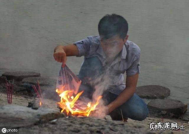 中元节是七月十五，为什么很多农村地区七月十四就“烧包”祭祖了呢？