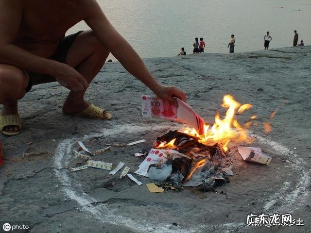 中元节是七月十五，为什么很多农村地区七月十四就“烧包”祭祖了呢？