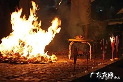 中元节是七月十五，为什么很多农村地区七月十四就“烧包”祭祖了呢？