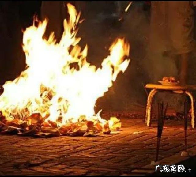 中元节是七月十五，为什么很多农村地区七月十四就“烧包”祭祖了呢？