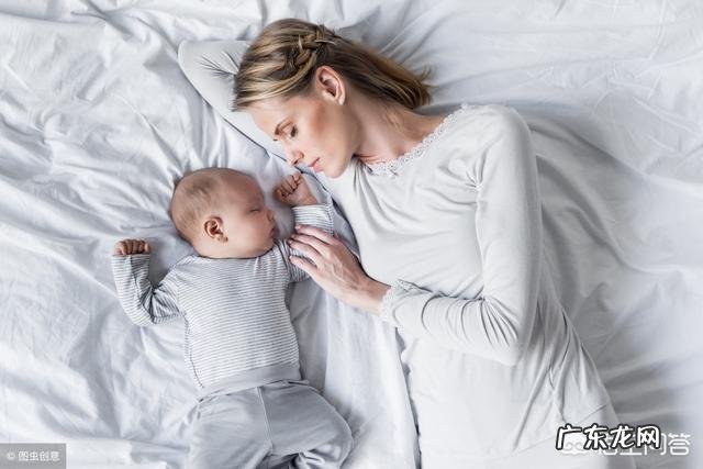 一岁以内的宝宝穿连体衣好还是分体衣比较好？为什么？