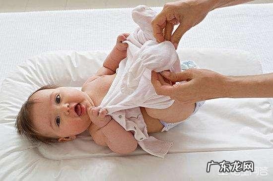 一岁以内的宝宝穿连体衣好还是分体衣比较好?为什么?