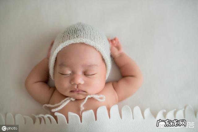 一岁以内的宝宝穿连体衣好还是分体衣比较好？为什么？