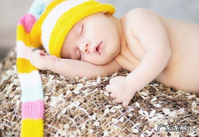 一岁以内的宝宝穿连体衣好还是分体衣比较好？为什么？