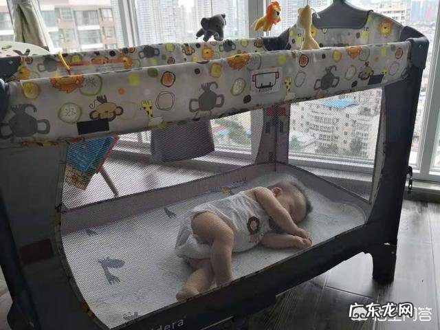 一岁以内的宝宝穿连体衣好还是分体衣比较好?为什么?