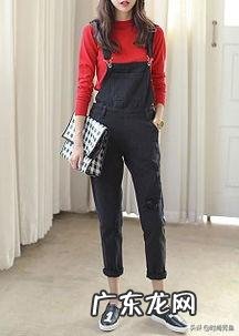 黑色牛仔背带裤配什么上衣?