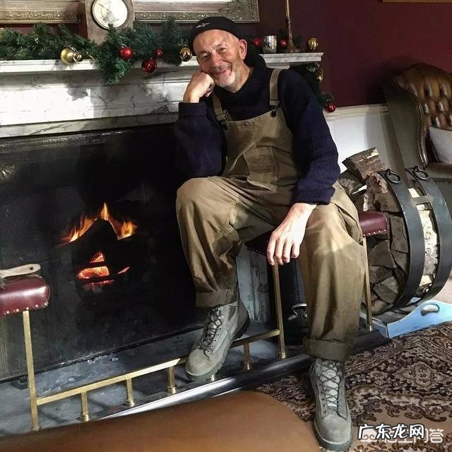 黑色牛仔背带裤配什么上衣?