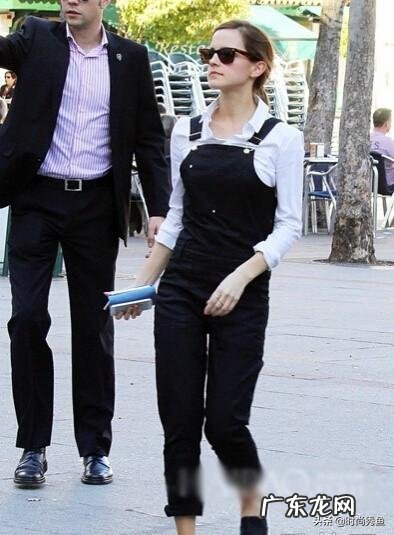 黑色牛仔背带裤配什么上衣？