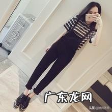 黑色牛仔背带裤配什么上衣?