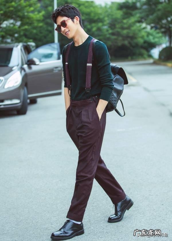 黑色牛仔背带裤配什么上衣？