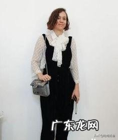 黑色牛仔背带裤配什么上衣？