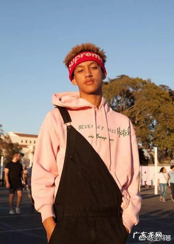 黑色牛仔背带裤配什么上衣?