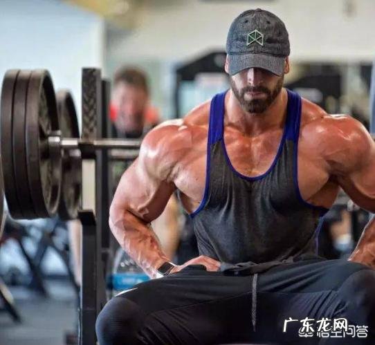 怎么用哑铃练三角肌呢?