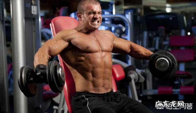 怎么用哑铃练三角肌呢?
