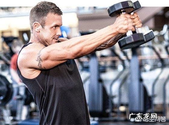 怎么用哑铃练三角肌呢?