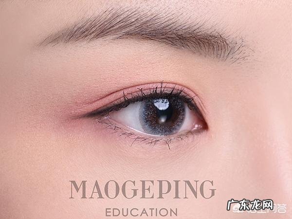 如何通过化妆减龄?