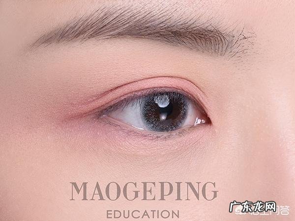 如何通过化妆减龄?