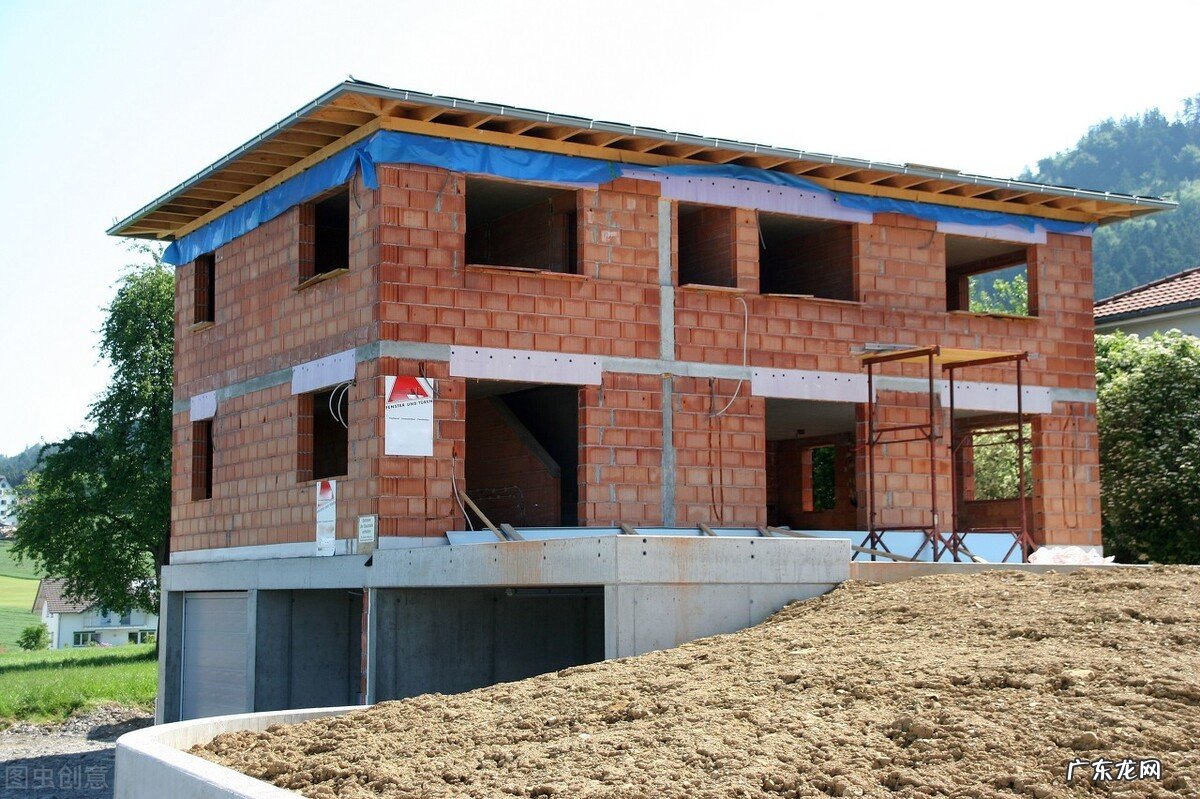 农村新房建设如火如荼,俗语“建房朝向东,钱财一阵风”啥意思? 朝东的房子风水好不好