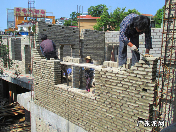 农村新房建设如火如荼,俗语“建房朝向东,钱财一阵风”啥意思? 朝东的房子风水好不好