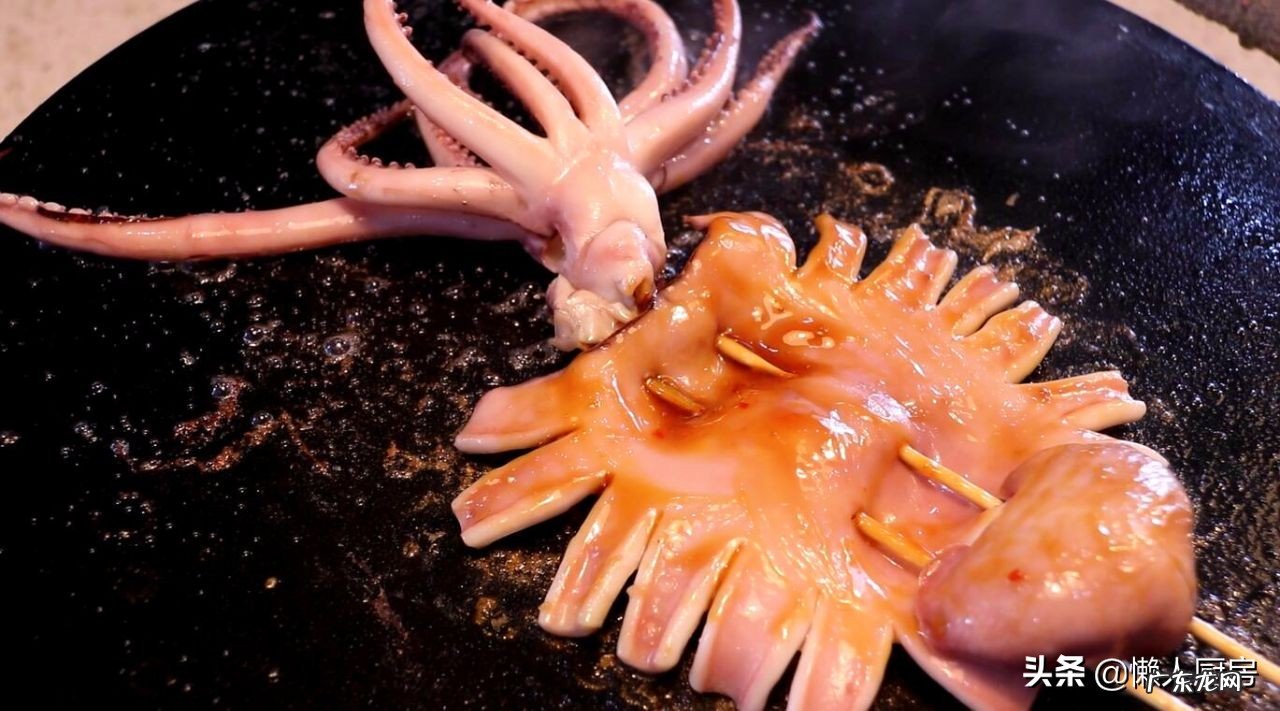 夏天,鱿鱼别白灼着吃了,教你烤鱿鱼的详细做法,配啤酒太爽了 烧烤的鱿鱼