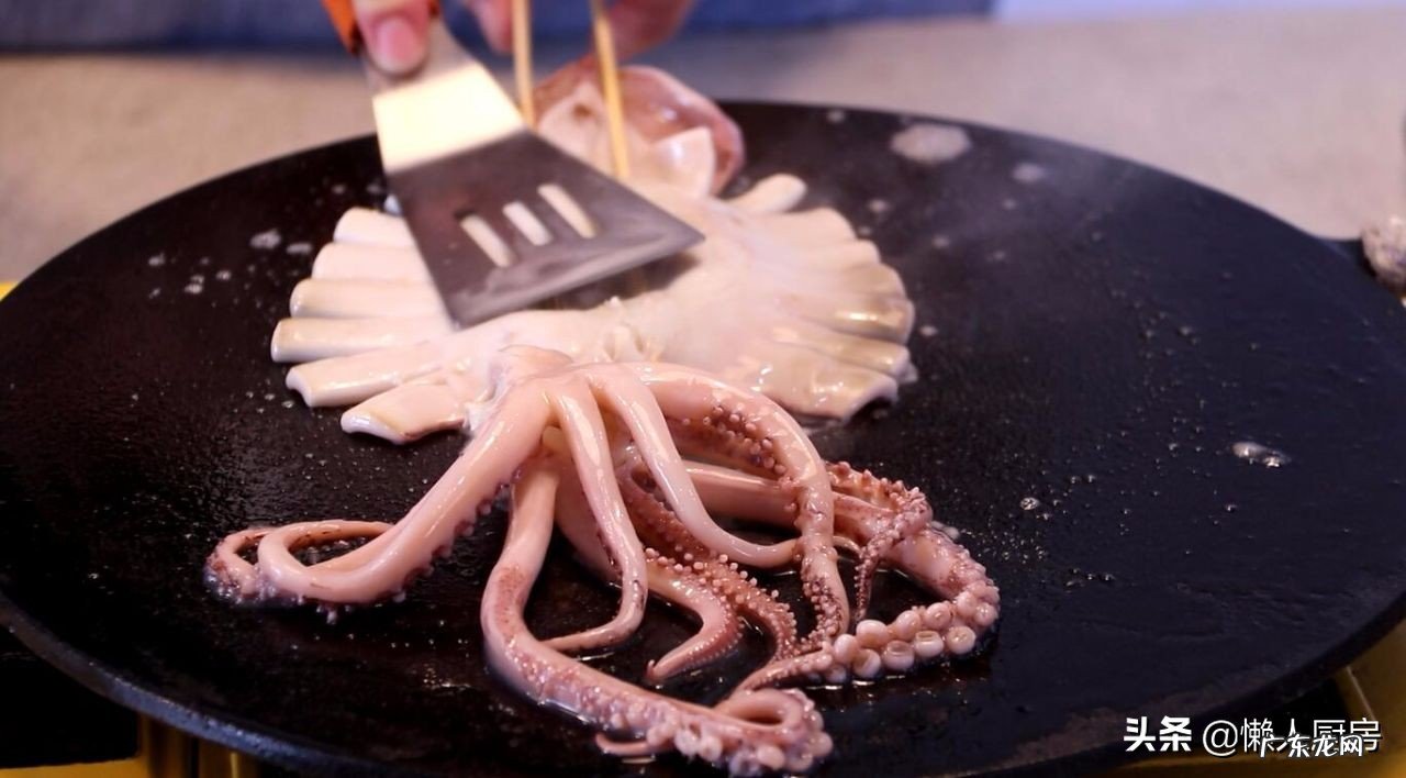 夏天,鱿鱼别白灼着吃了,教你烤鱿鱼的详细做法,配啤酒太爽了 烧烤的鱿鱼