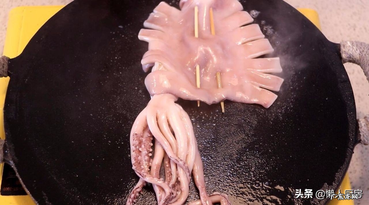 夏天,鱿鱼别白灼着吃了,教你烤鱿鱼的详细做法,配啤酒太爽了 烧烤的鱿鱼