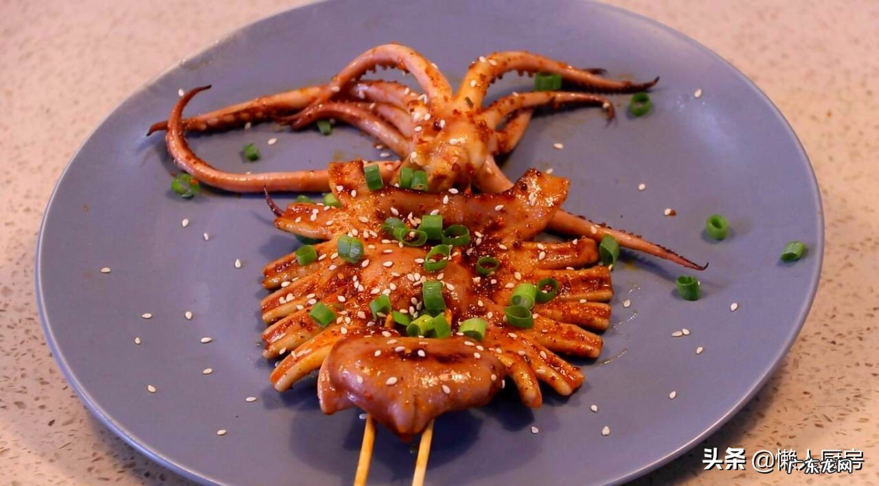 夏天,鱿鱼别白灼着吃了,教你烤鱿鱼的详细做法,配啤酒太爽了 烧烤的鱿鱼