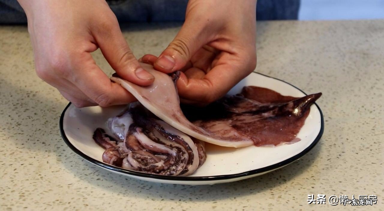 夏天,鱿鱼别白灼着吃了,教你烤鱿鱼的详细做法,配啤酒太爽了 烧烤的鱿鱼